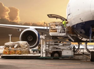 Formation en gestion du transport aérien : compétences en fret, sécurité, réglementation et gestion opérationnelle