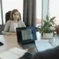 Entretien de parcours professionnel entre une responsable RH et un collaborateur dans un bureau
