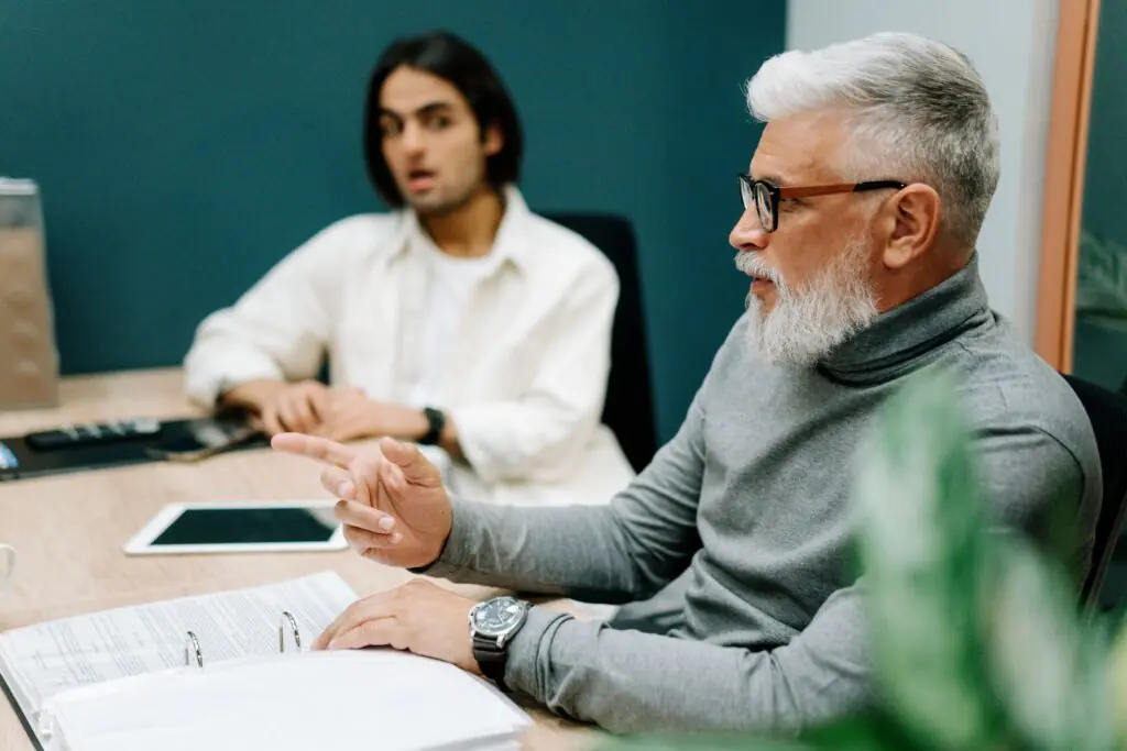 Salarié expérimenté échangeant avec un collègue lors d'un entretien de mi-carrière