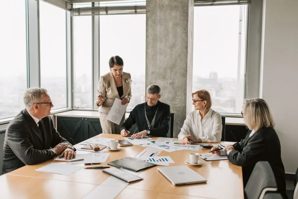 Réunion de préparation RH autour d'une table pour planifier les entretiens de parcours professionnel